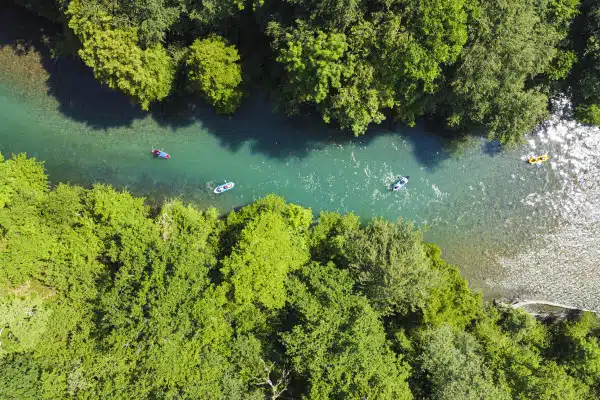 rafts et stand up padle sur une rivière vue du ciel