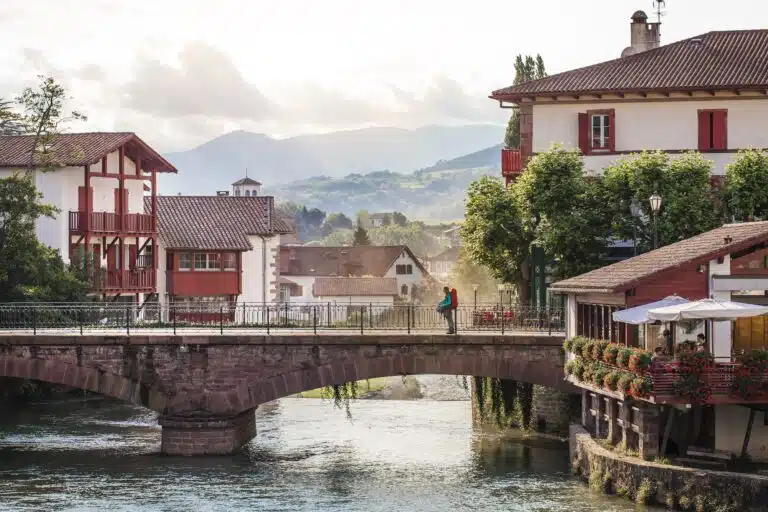 marcheur-sur-pont-plus-beaux-villages-france-Saint-Jean-Pied-de-Port-et-Nive