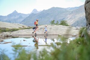 Famille s'amusant au bord d'un lac