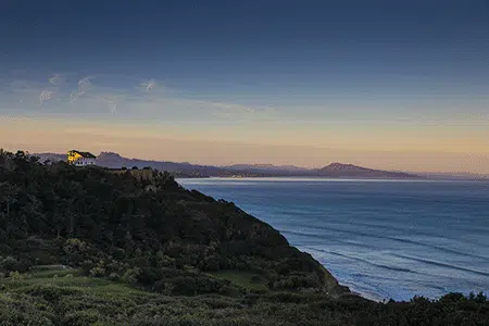 Bidart sur la Côte basque, Pyrénées en fond