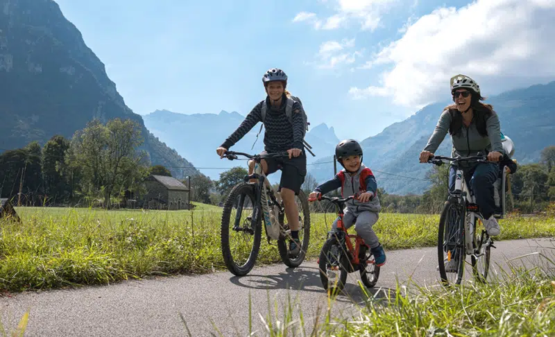 Famille à vélo en Ossau en Béarn