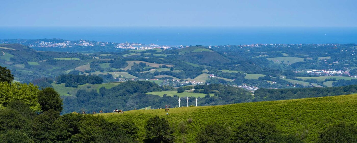Vue du ciel d'Ainhoa et de la côte basque au printemps