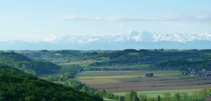 Paysage de vallées et de la chaîne des Pyrénées enneigée depuis Lembeye