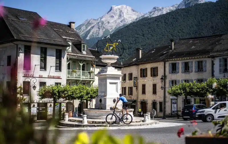 Cycliste sur la place du village de Laruns