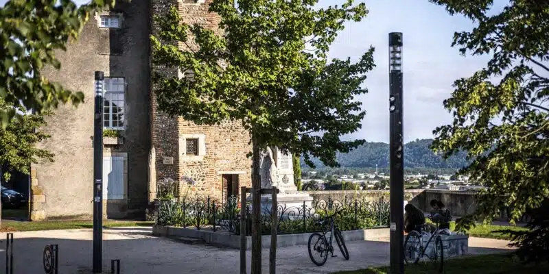 Personnes assises sur un banc à Lescar