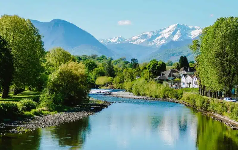 Gave de Pau au printemps avec les Pyrénées enneigés à Nay